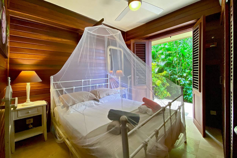 La chambre climatisée grande penderie vue sur piscine